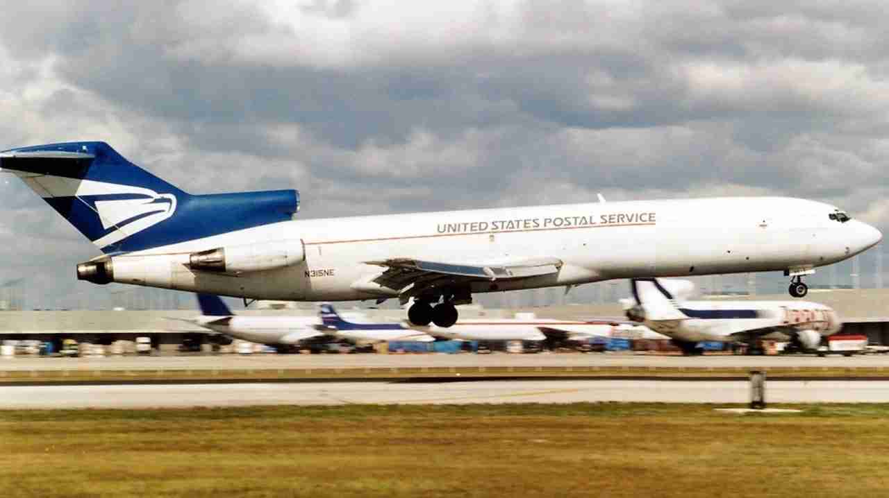 Boeing_727-223F_US_Postal_Service_AN0236566