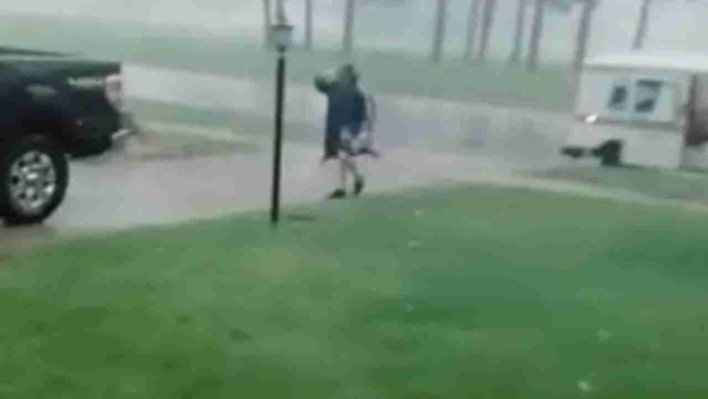 Video: USPS carrier delivers mail despite tornado warning in Wisconsin
