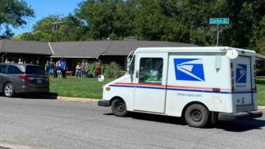Hutchinson Postal Service workers honor deceased coworker with mail truck procession