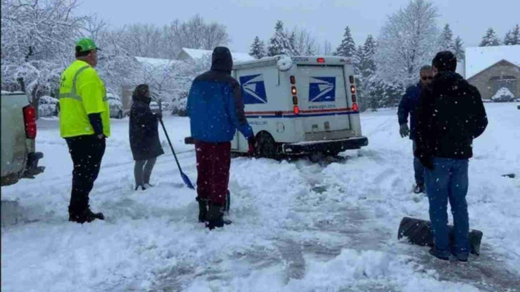 Detroit neighbors step up to help free mail truck driver stuck in the snow