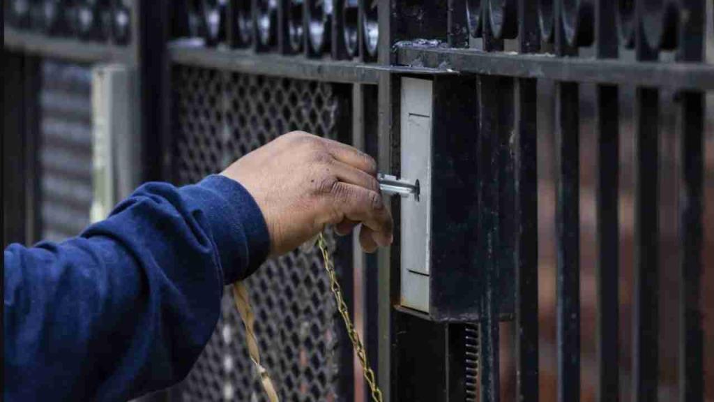 Letter carriers being robbed of master keys in first week on the job, union says
