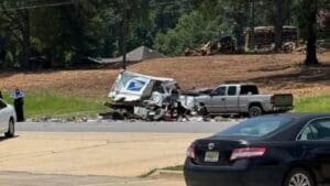 Postal worker killed, several injured in Northport, AL crash