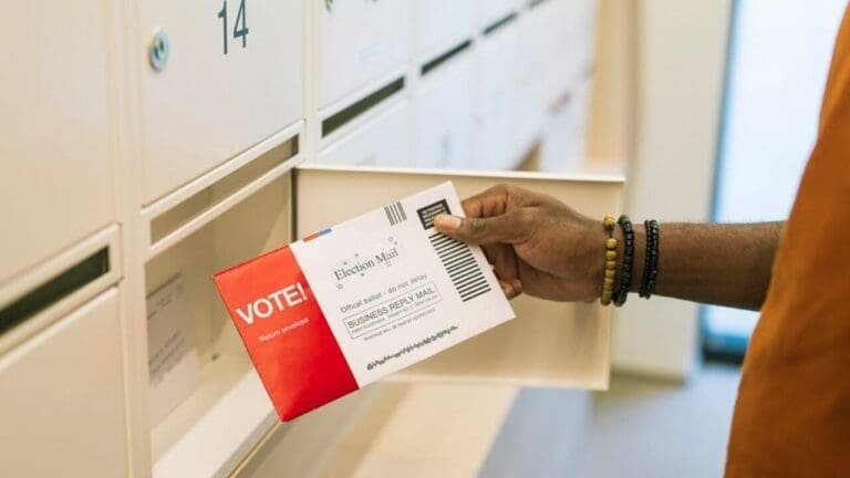 Postal Service refutes Maricopa County official's warning of delayed early ballots