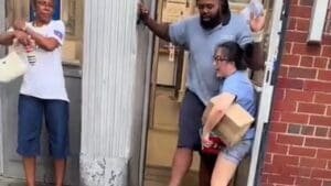 Woman has huge argument with USPS worker after coming to drop off packages at 4:59pm