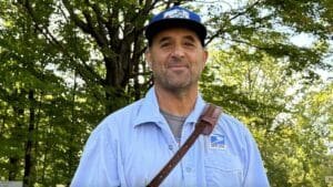 Neighborhood celebrates mailman on last day of work before retiring