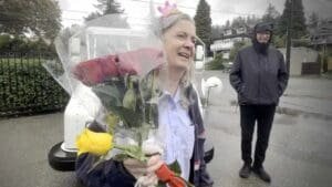 Burien residents honor retiring US Postal Carrier with special farewell on her final route