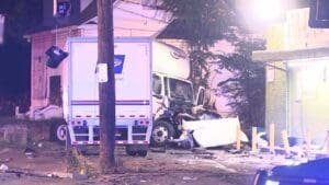 3 injured after crash in South Memphis involving mail truck