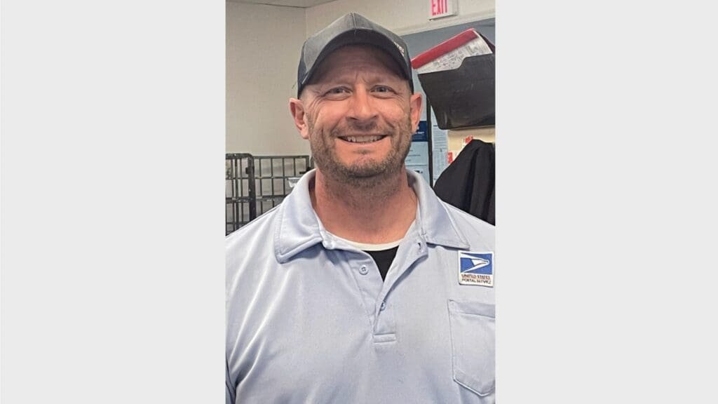 This postal employee stepped in when a man without a phone needed assistance