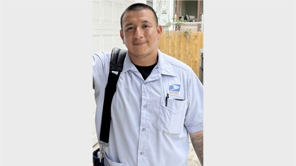 This letter carrier pulled a driver from the vehicle and gave him first aid