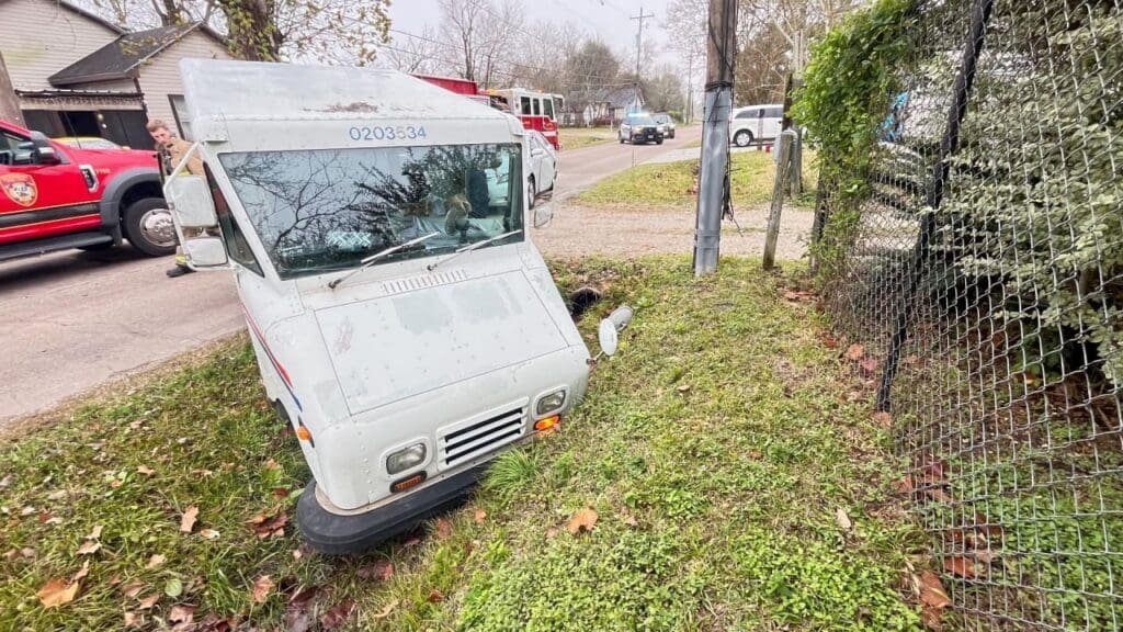 United States Postal Service employee sent to hospital following crash in Beaumont