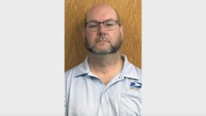 This letter carrier came to the aid of a woman who had fallen in her backyard